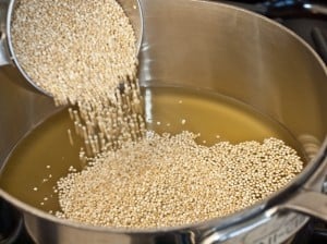 quinoa-pilaf-pouring-quinoa