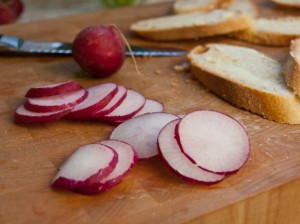 baguette-with-butter-and-radishes-slicing