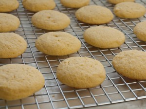 cookies-cooling-on-rack