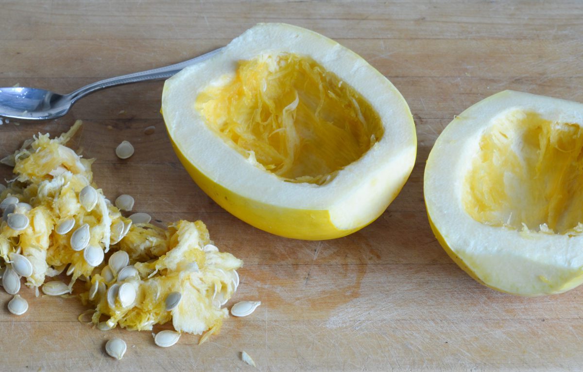 removing the seeds from spaghetti squash