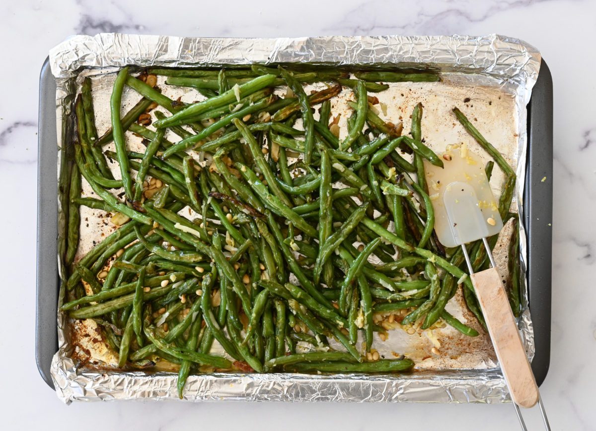 roasted green beans on baking sheet