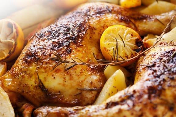 Roast chicken with lemon slices.