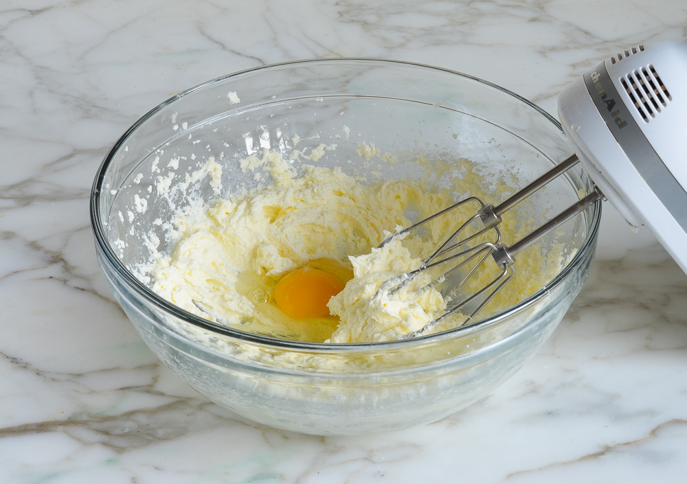 Яйцо взбитое с маслом. Масляные смеси в кулинарии. Масляные смеси. Замес белков и желтков с мукой.