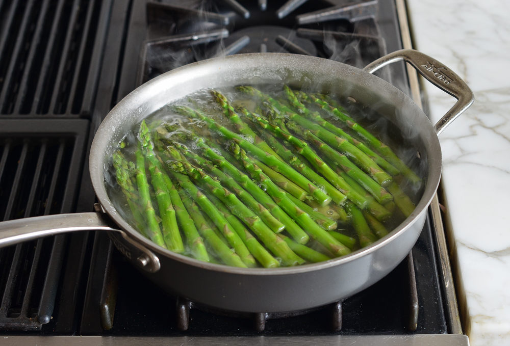 boiling the asparagus spears