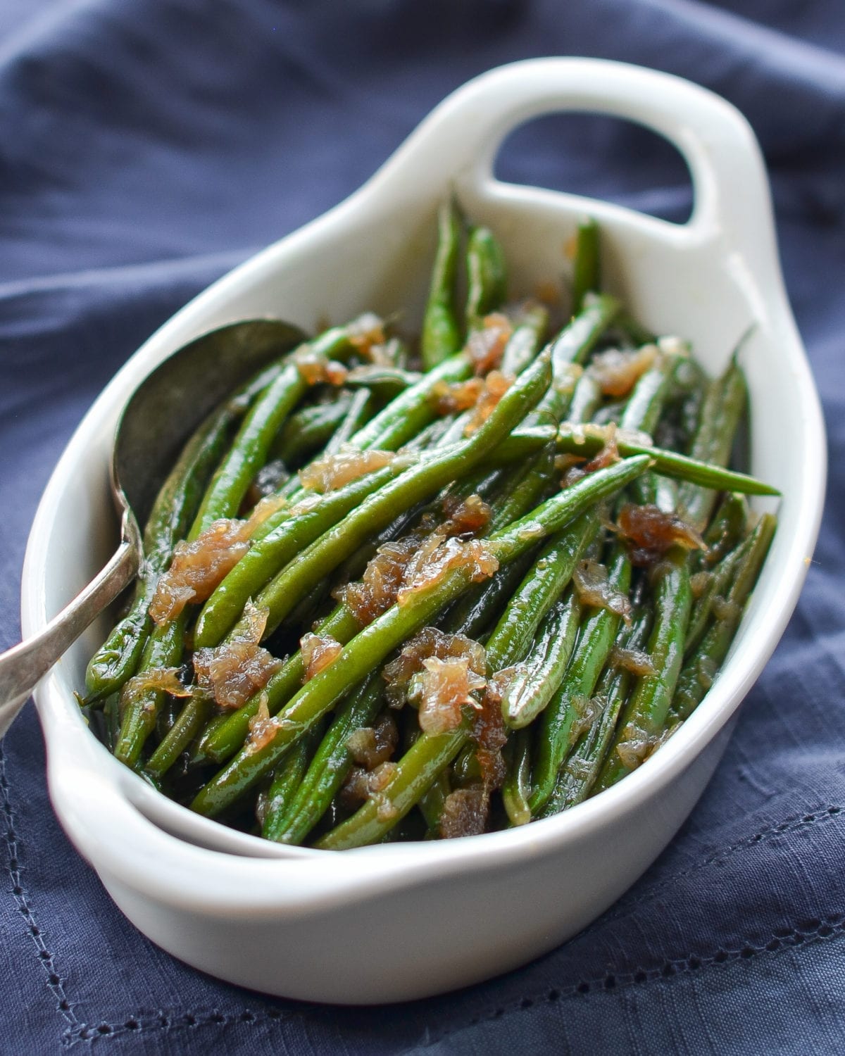 Dish of French green beans with shallots.