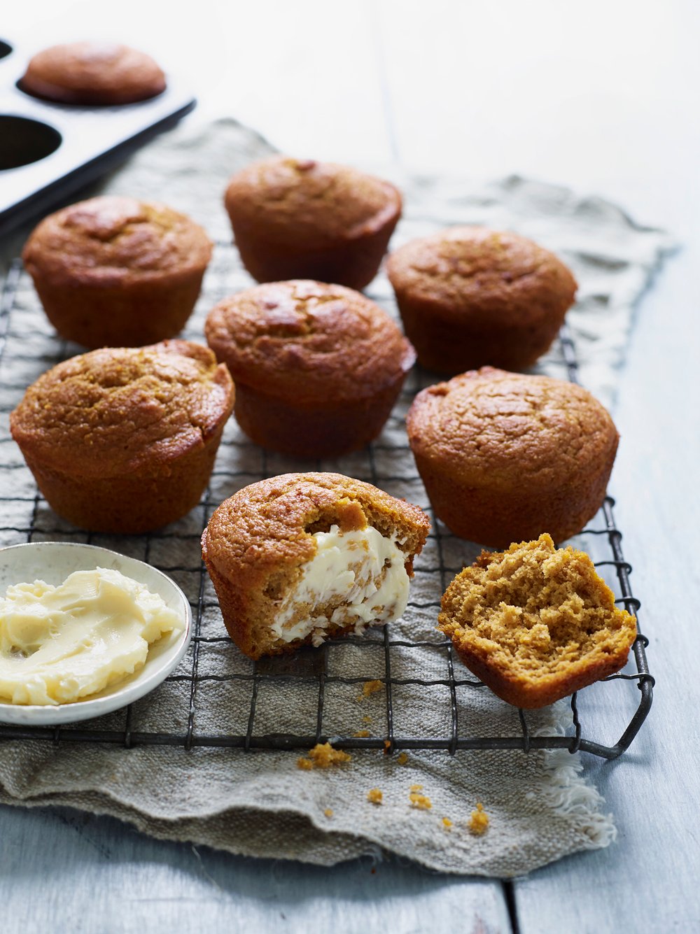 The Classics Cornbread Set: Muffin & Mini Cake | Lodge Cast Iron