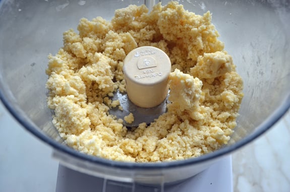 Food processor of crumbly dough.