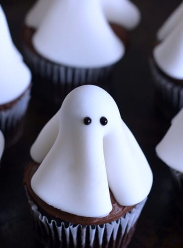 Cupcakes decorated with ghosts.