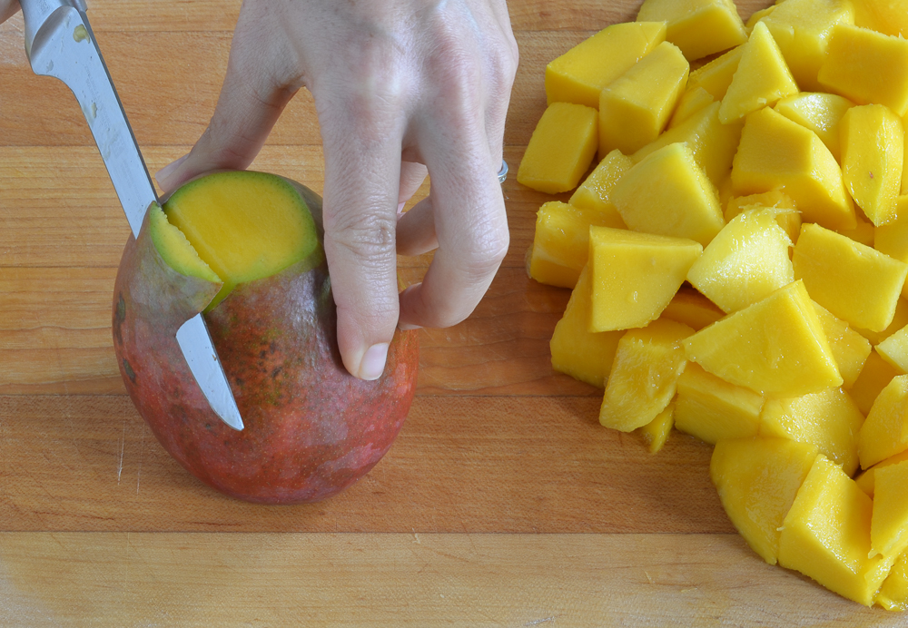 slicing peel off mango