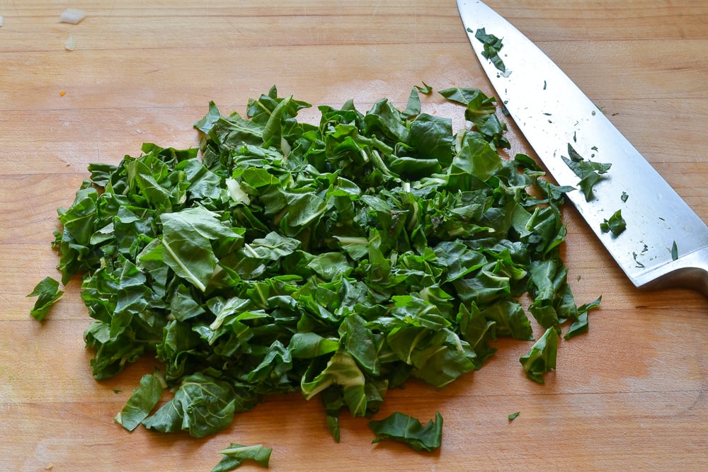 ירקות קצוצים על קרש חיתוך