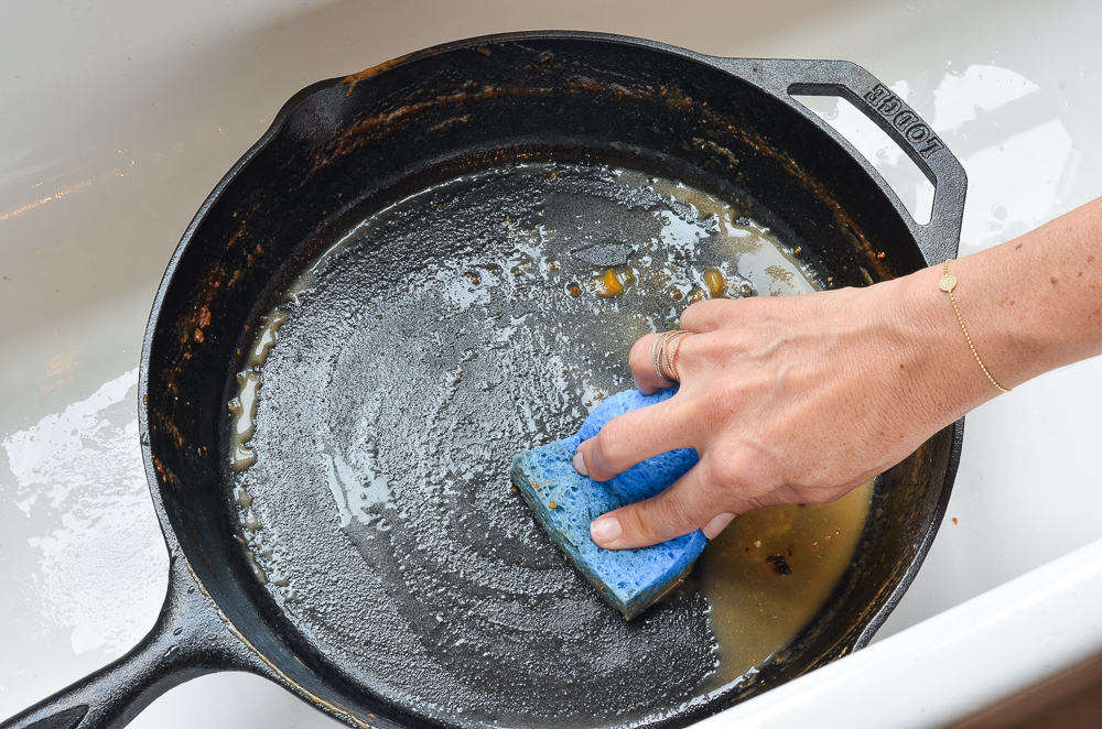 scrubbing pan with sponge