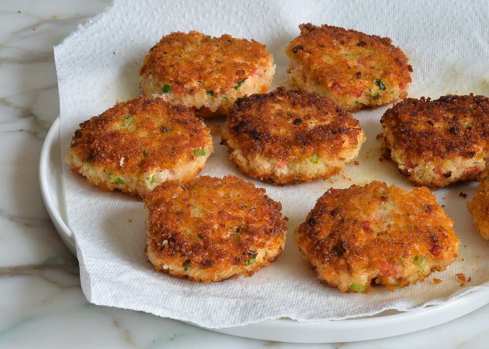 draining salmon cakes on a paper towel