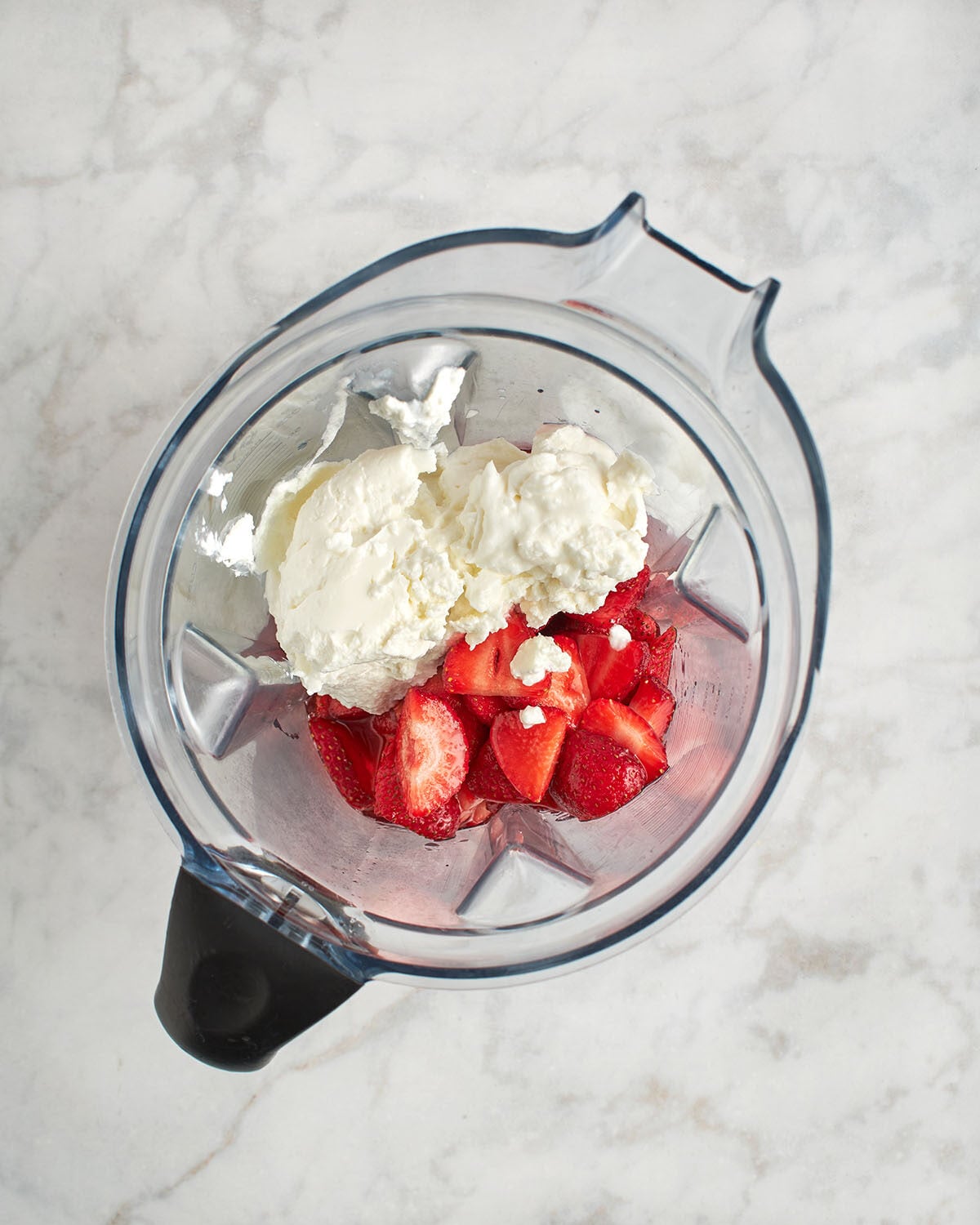 strawberries with yogurt in blender