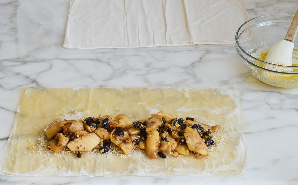 apple strudel filling on phyllo sheets 