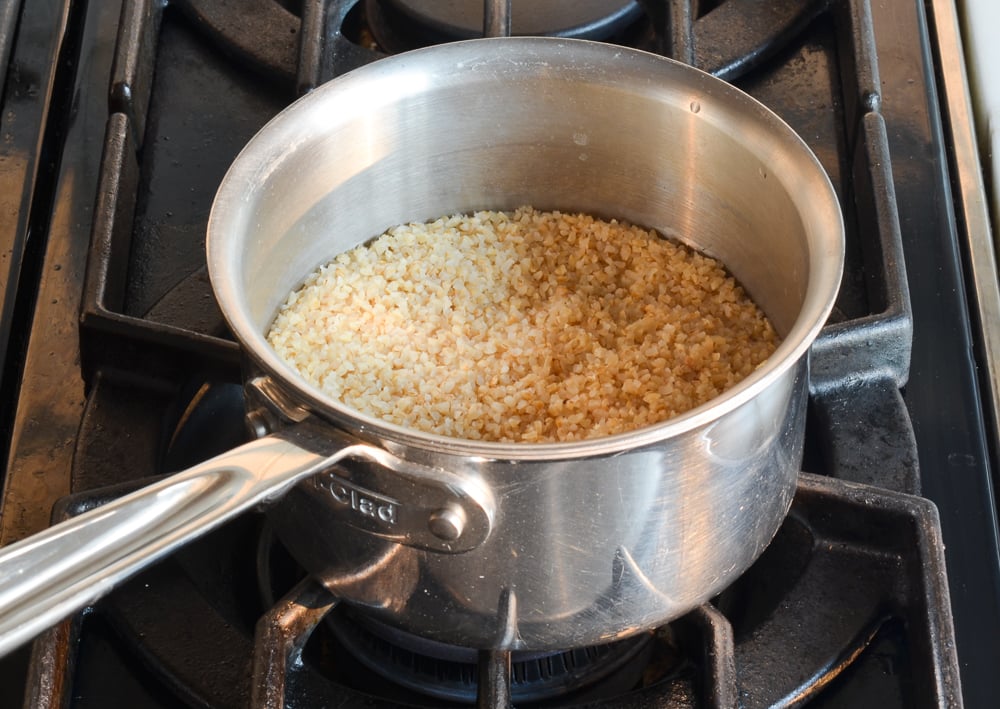 Pan of cooked bulgur.