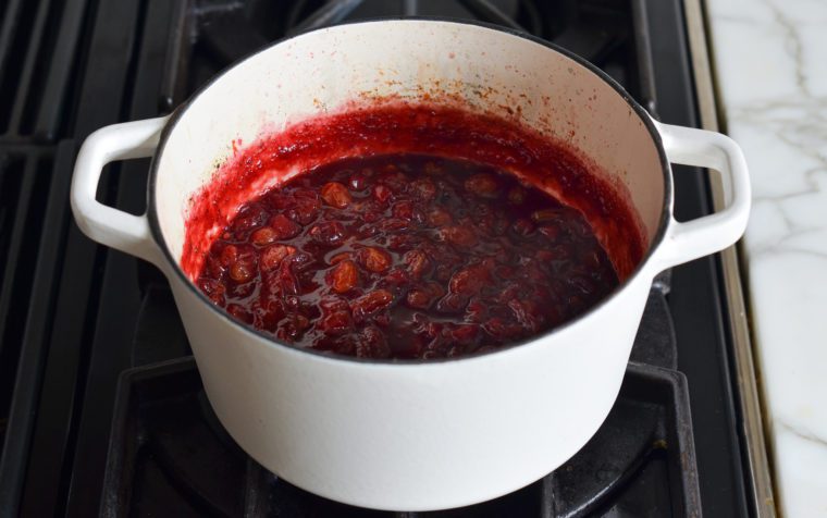 finished cranberry chutney in pot