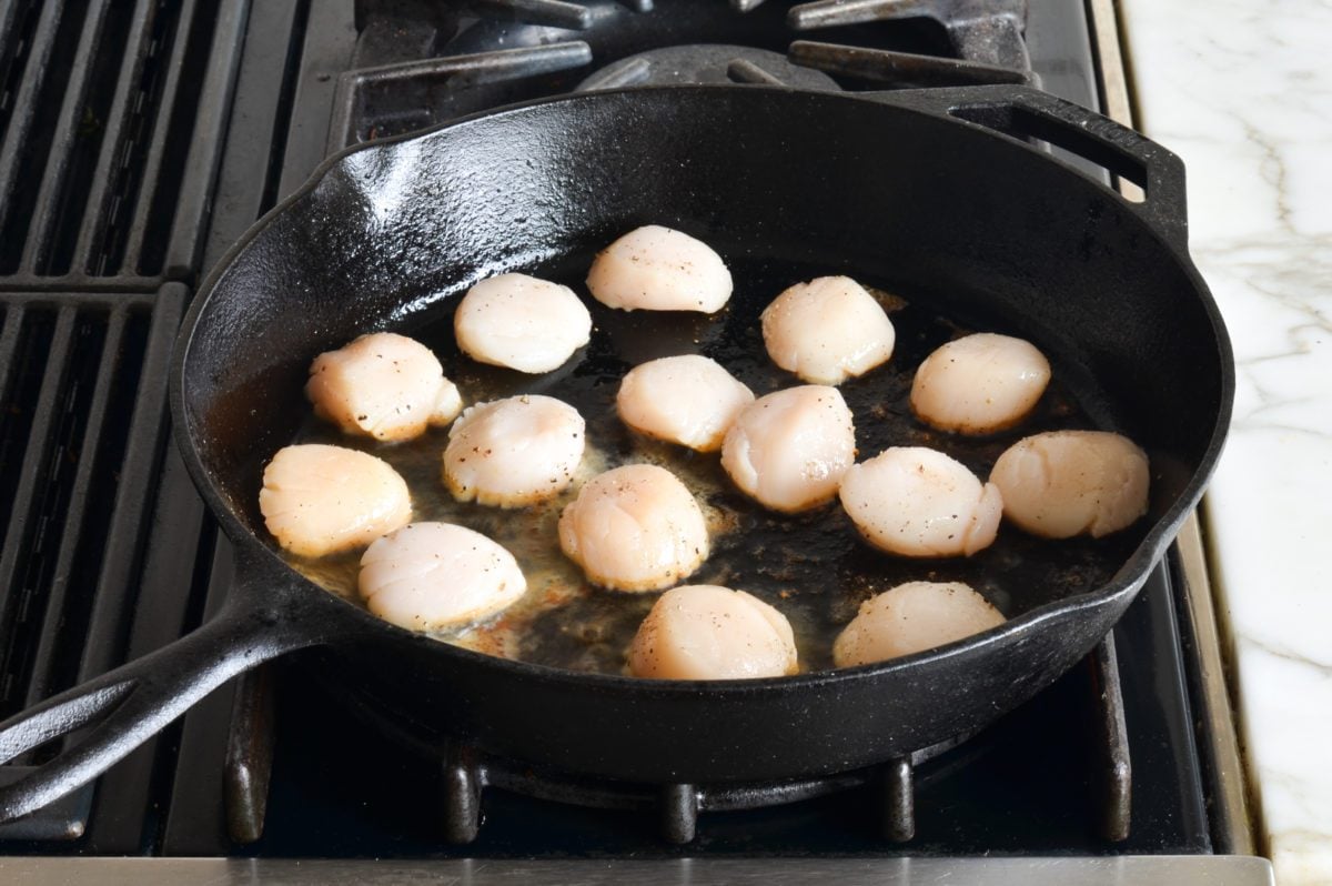 searing scallops on first side