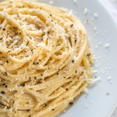 cacio e pepe on plate