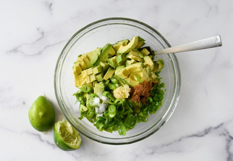 ingrédients du guacamole dans un bol à mélanger