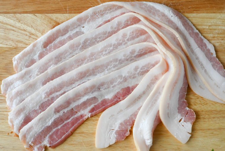 bacon sur une planche à découper