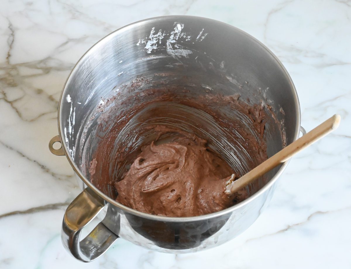 chocolate macaron macronage process