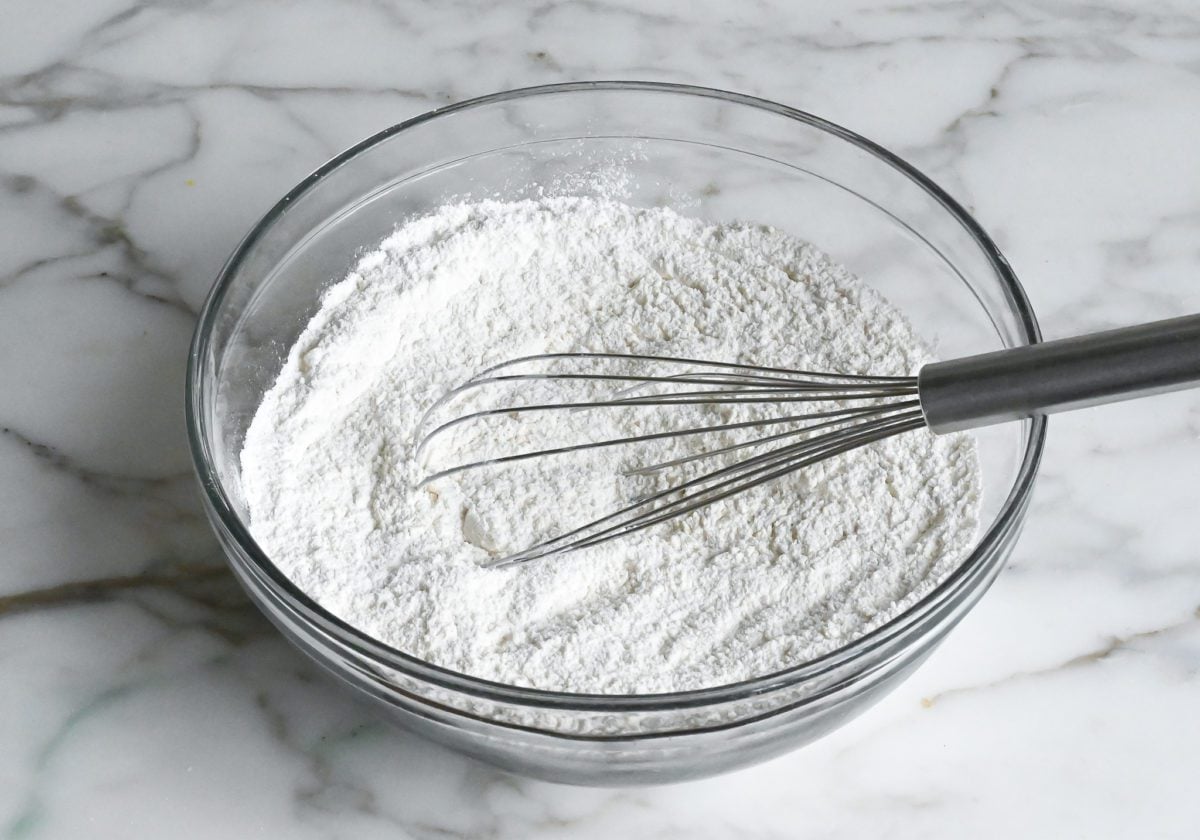 whisked dry ingredients in bowl