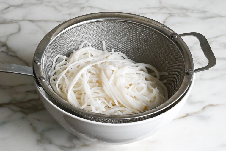drain rice noodles