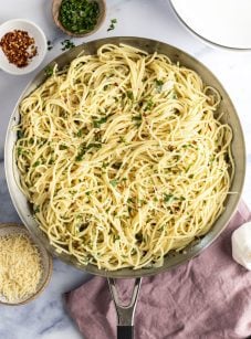 Spaghetti aglio e olio in skillet