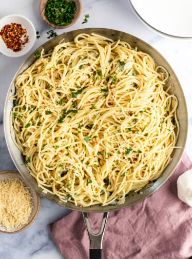 Spaghetti aglio e olio in skillet