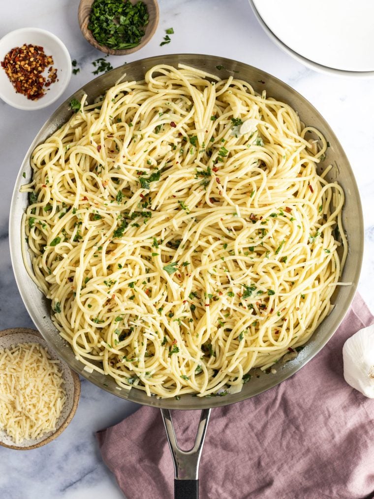 Spaghetti aglio e olio in skillet