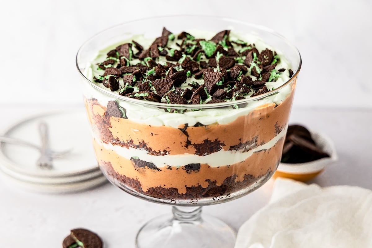 finished trifle with crumbled cookies on top