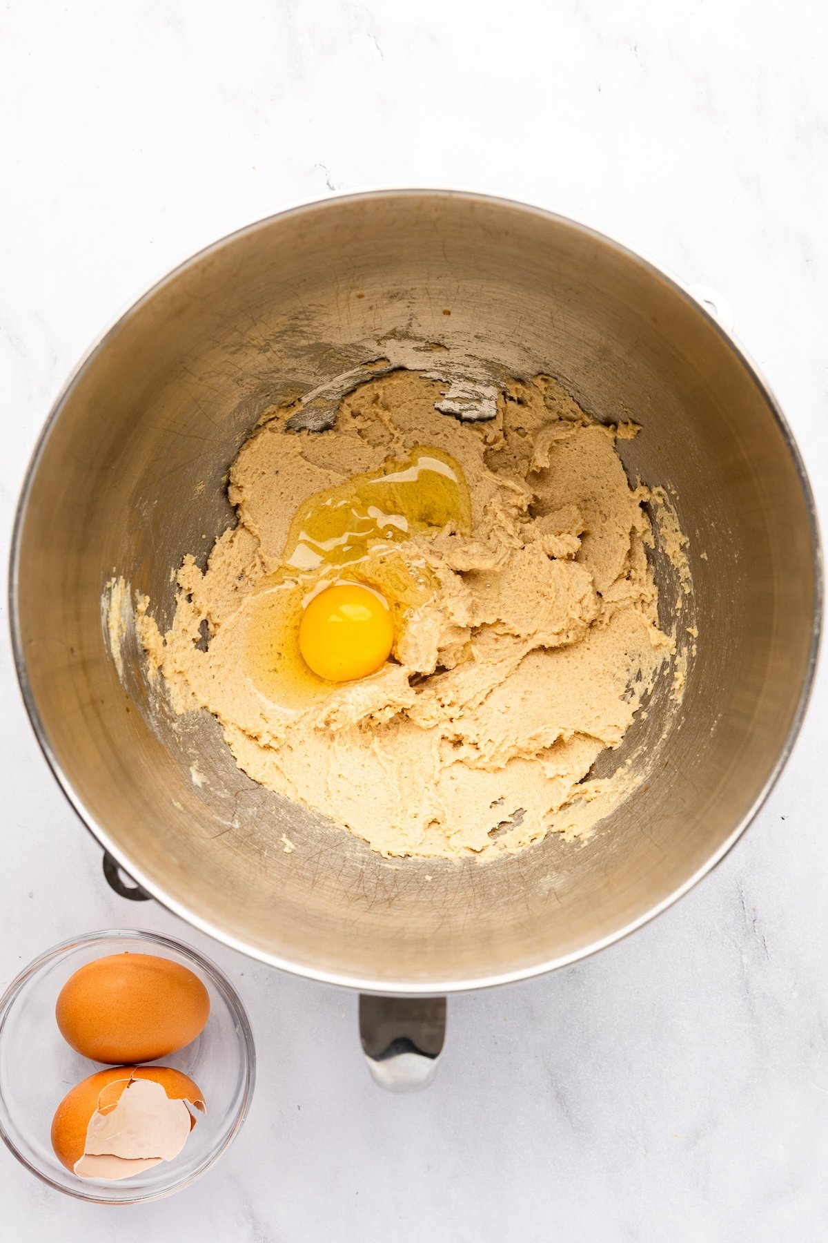 mixing bowl with one egg and sugar/butter mixture