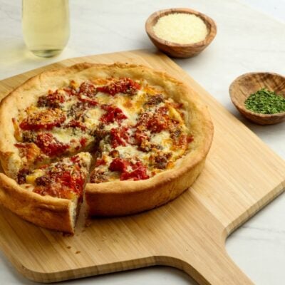 pizza à plat profond sur une planche à découper