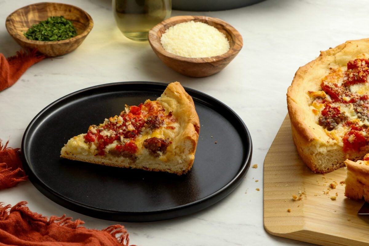 tranche de pizza à plat profond sur une plaque noire